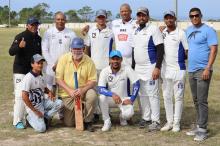 Mayor Swart poses with cricketers